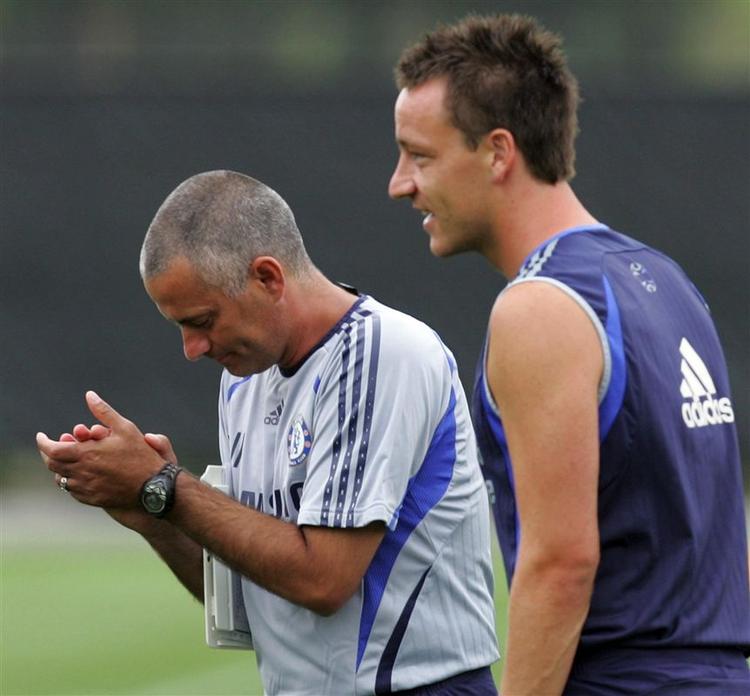 Chelseas træner, José Mourinho(tv.) der får opbakning fra John Terry(th) i magtkampen i Chelsea. 