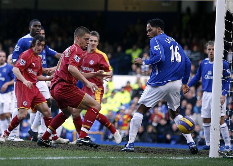 Et selvmål af Evertons Joleon Lescott(nr. 16)bragte Reading på 1-0. 