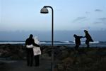 Blæsten åd af Anholt. Her er folk ude at besigtige stormen ved Hornbæk. 