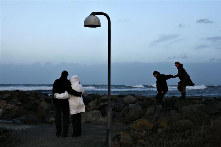 Blæsten åd af Anholt. Her er folk ude at besigtige stormen ved Hornbæk. 