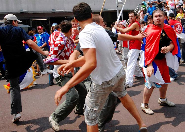 Serbiske og kroatiske fans stødte sammen på førstedagen af Australian Open. 