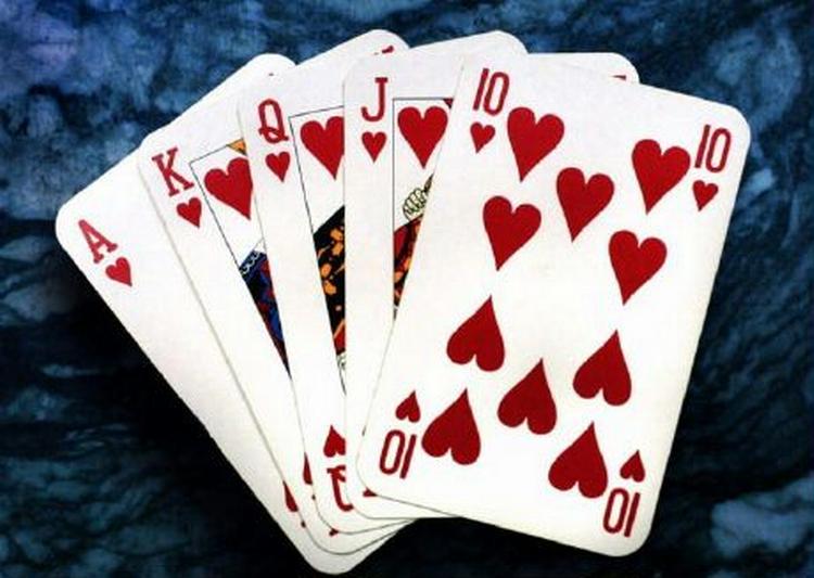 Der var ikke mange, der opnåede en rigtig god hånd, før politiet brød ind og standsede en ulovlig poker-aften i København. - Arkivfoto: Finn Heidelberg 
