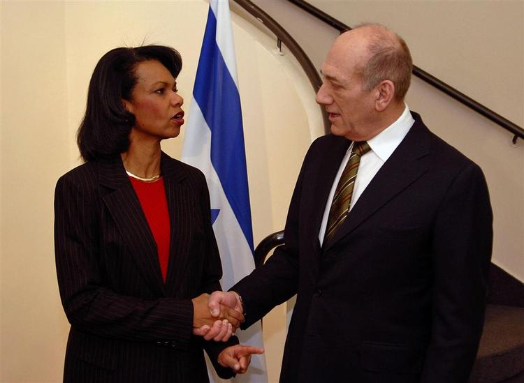Den amerikanske undenrigsminister Condoleeza Rice og den israelske ministerpræsidt Ehud Olmert vil mødes med Mahmoud Abbas. 