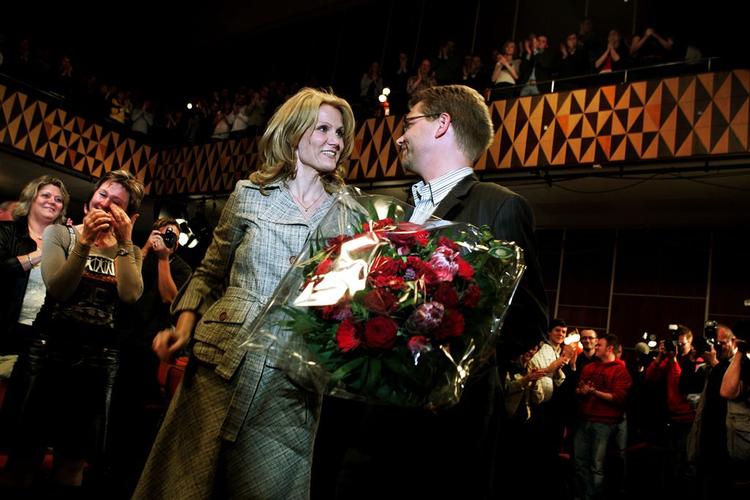 Helle Thorning-Schmidt blev udråbt som ny leder Socialdemokraterne, da hun slog Frank  Jensen i en urafstemning. 