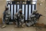 De amerikanske soldater i Irak har fået hjælp af de første af de 20.000 soldater, som præsident Bush har besluttet at sende til landet. 