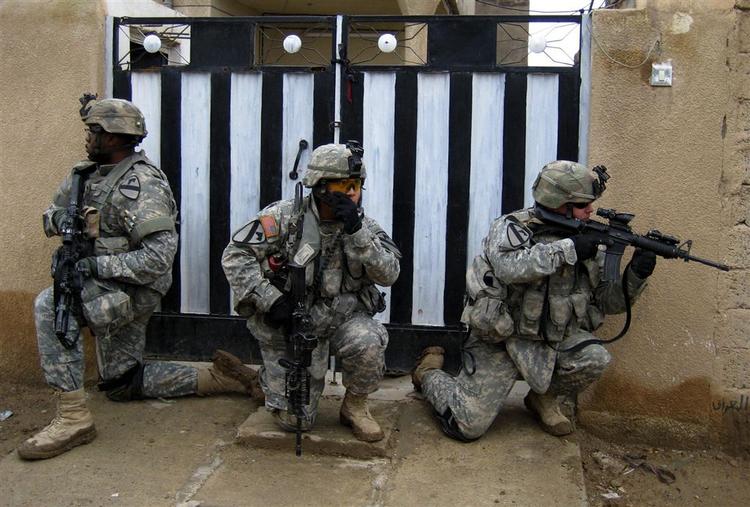 De amerikanske soldater i Irak har fået hjælp af de første af de 20.000 soldater, som præsident Bush har besluttet at sende til landet. 