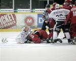 Jeremy Stevenson(øverste højre hjørne) skal forstå, han ikke er medlem af en bokseklub, mener Danmarks Ishockey Unions direktør.Billedet er fra Rødovres hjemmekamp mod Esbjerg. 