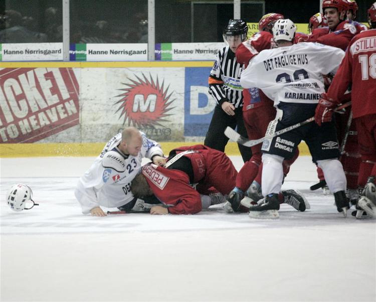 Jeremy Stevenson(øverste højre hjørne) skal forstå, han ikke er medlem af en bokseklub, mener Danmarks Ishockey Unions direktør.Billedet er fra Rødovres hjemmekamp mod Esbjerg. 
