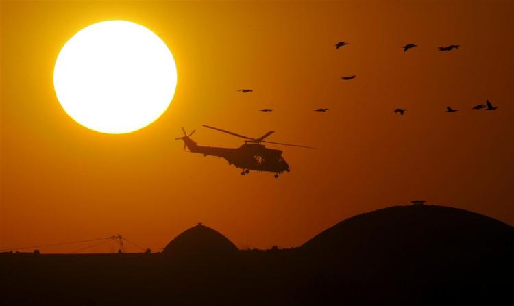 En amerikansk militærhelikopter flyver over Bagdad. 