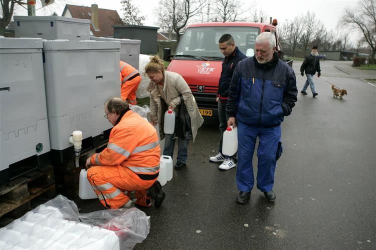 Beboere i Køge børster tænder, vasker hænder og slukker tørsten i vand fra tanke. 