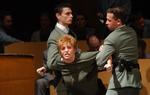 'Lohengrin' i Baden-Baden er gennemtraditionel. Her er billedet fra en ungarnsk opsætning af samme i 2004. 