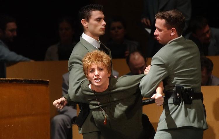 'Lohengrin' i Baden-Baden er gennemtraditionel. Her er billedet fra en ungarnsk opsætning af samme i 2004. 