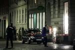 Klokken 16.51 modtog politiet anmedelse om røveri i en urbutik i det indre København. Et kvarter senere blev to sårede røvere anholdt på en tankstation i Sydhavnen. 