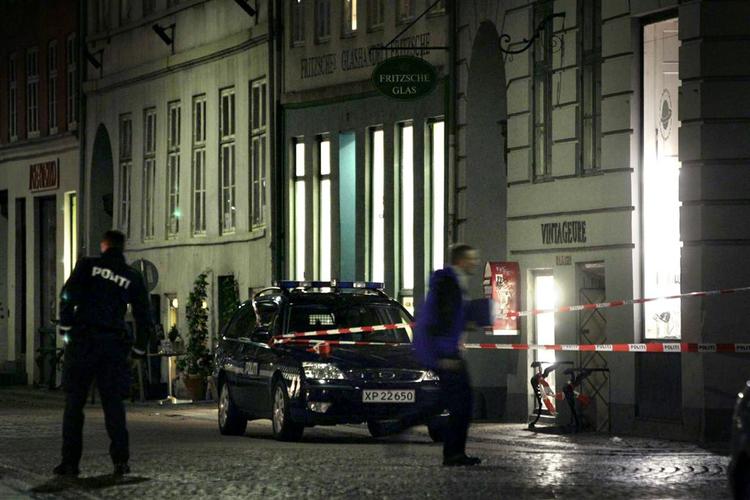 Klokken 16.51 modtog politiet anmedelse om røveri i en urbutik i det indre København. Et kvarter senere blev to sårede røvere anholdt på en tankstation i Sydhavnen. 