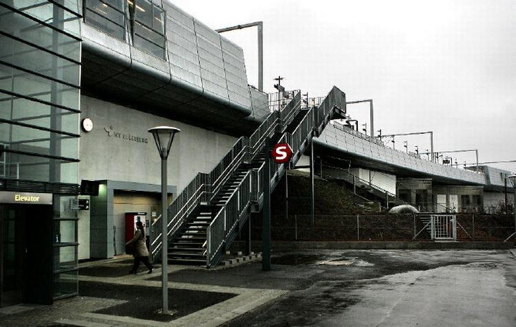 Ny Ellebjerg Station ligger der, hvor godsbanen, Øresundsbanen og S-banen mod Køge Bugt mødes. 