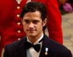 Ingen troede på, at prins Carl Phillip var kongelig, da han blev tilbageholdt i en amerikansk lufthavn. Det er han dog - her sammen med søstrene prinsesse Madeleine og kronprinsesse Victoria af Sverige fotograferet ved Frederiks og Marys bryllup i København. 