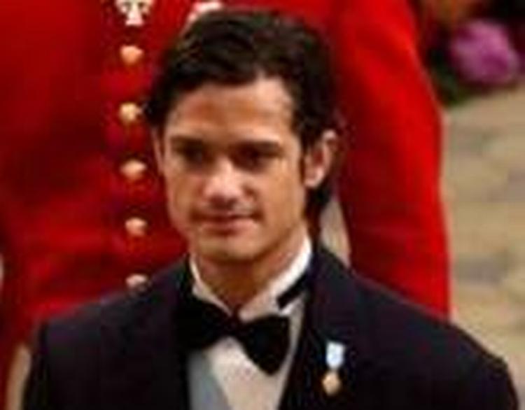 Ingen troede på, at prins Carl Phillip var kongelig, da han blev tilbageholdt i en amerikansk lufthavn. Det er han dog - her sammen med søstrene prinsesse Madeleine og kronprinsesse Victoria af Sverige fotograferet ved Frederiks og Marys bryllup i København. 