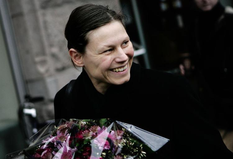 Annemette Hommel var lykkelig, da hun i landsretten blev frikendt for anklagen om at have mishandlet irakiske fanger. Nu vil hun have erstatning for uretmæssig fyring. 