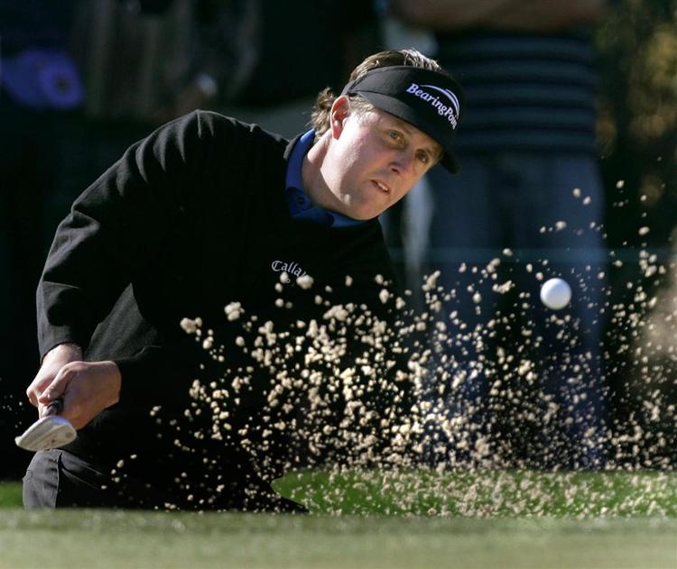 Phil Mickelsen var tre slag over par efter fire huller, men blandt andet fire birdies i træk på bag-9 holdt amerikaneren inde i årets første turnering, som han indledte med en runde i to under par. 