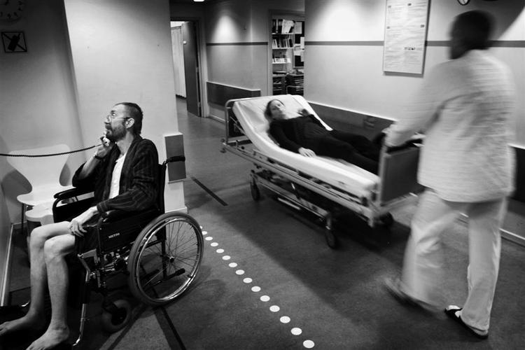 Lange ture op og ned ad gangene eller i ambulance fra sygehus til sygehus. De fysiske rammer på hovedstadens sygehuse er forældede, mener regionens politkere. 