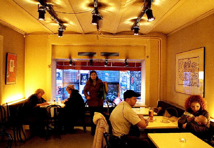 Inden teatergæsterne rykker ind, er der som regel masser af plads i Café Spisebillettens enkle lokale. Og det på trods af køkkenets niveau, der ligger langt over cafégennemsnittet. 