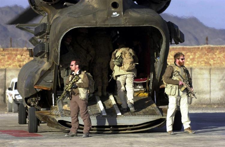 NATO's Isaf-styrke skal gradvist overetage ansvaret i Afghanistan. Derfor må flere land spæde til, mener forsvarsminister Søren Gade (V). 