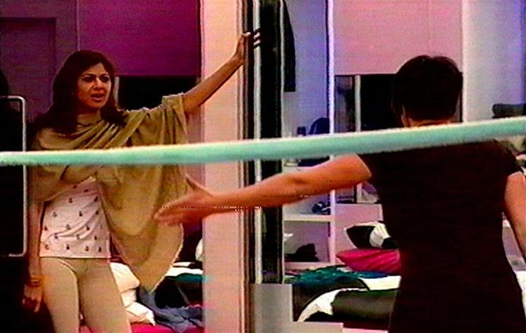 Tre af de britiskie deltagere i Big Brother-udsendelserne har rottet sig sammen mod den indiske filmstjerne Shilpa Shetty (tv.) og har brugt meget grove vendinger mod hende. 