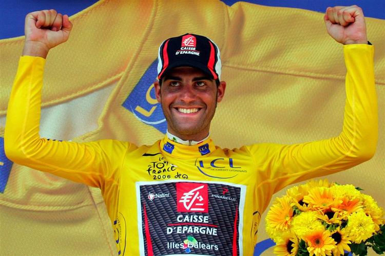 Oscar Pereiro overtog den gule føretrøje efter 13. etape af sidste års Tour de France. Siden måtte han afgive den til Floyd Landis, som vandt løbet. Han er siden blevet ramt af dopinganklager, og nu rettes samme skyts Pereiro, der blev nummer to Touren. 