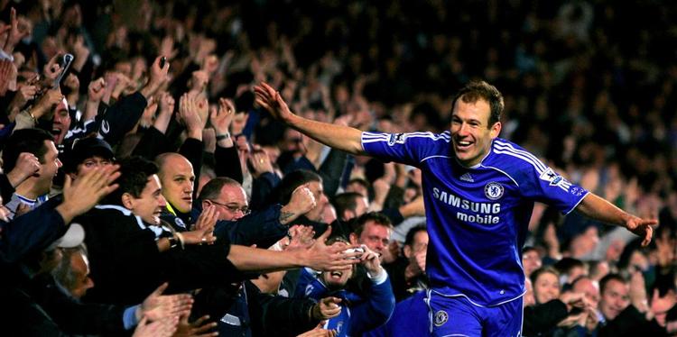 Arjen Robben jubler efter at have scoret for Chelsea på Stamford Bridge. Nu kan Londonklubben glæde sig over en aftale med de udenlandske tv-stationer, som sikrer klubben over en halv milliard kroner i år. 