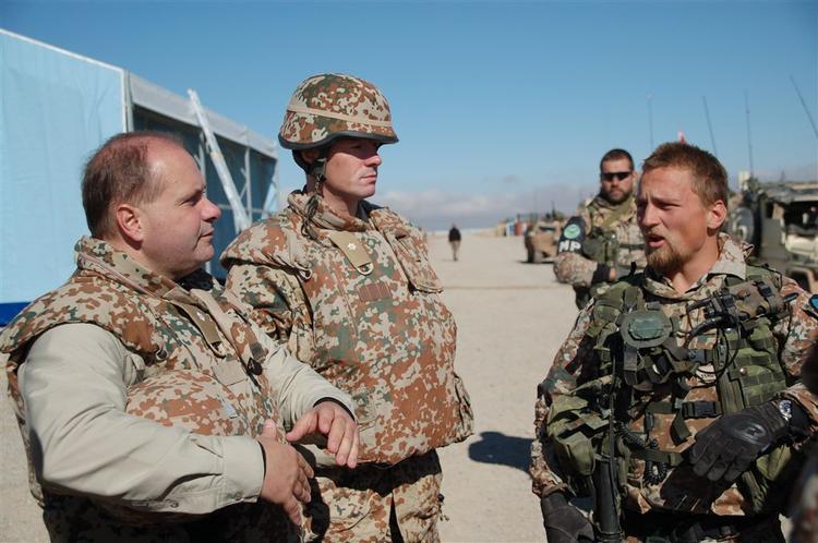 Forsvarsminister Søren Gade (V) her på besøg hos de danske styrker i Afghanistan beskyldes for at tale usandt. 