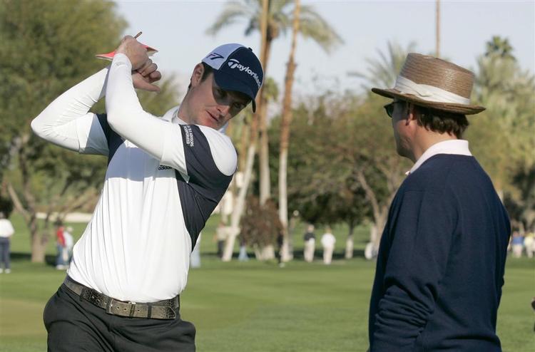 Den førende englænder Justin Rose giver gode råd til skuespilleren Andy Garcia under Bob Hope Classic. 