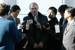 USA's viceudenrigsminister Christopher Hill taler med pressefolk i lufthavnen i Seoul. 