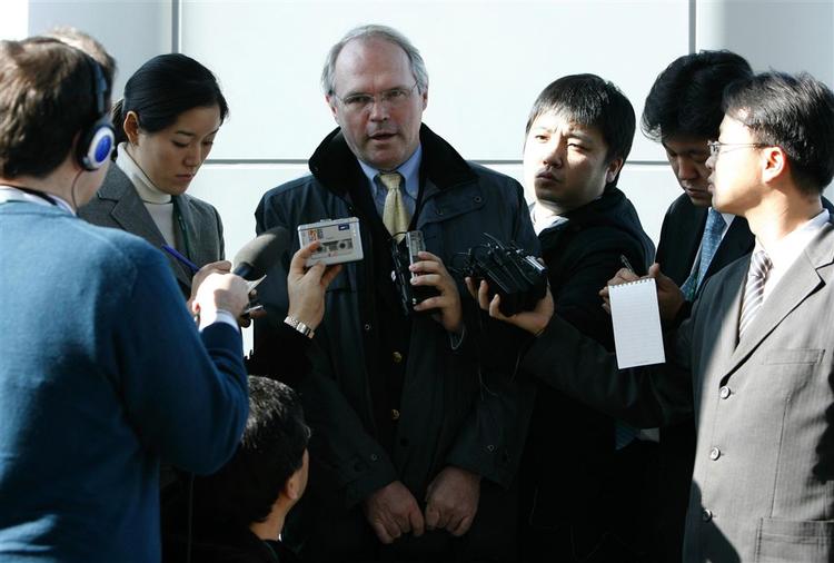USA's viceudenrigsminister Christopher Hill taler med pressefolk i lufthavnen i Seoul. 
