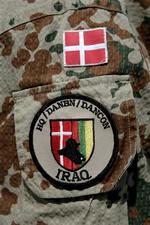 Danske soldater i Irak - som her - bærer dannebrog på uniformen. Gjorde specialstyrkerne i Afghanistan også det? Soldaterne og forsvarsministeren er uenige. 
