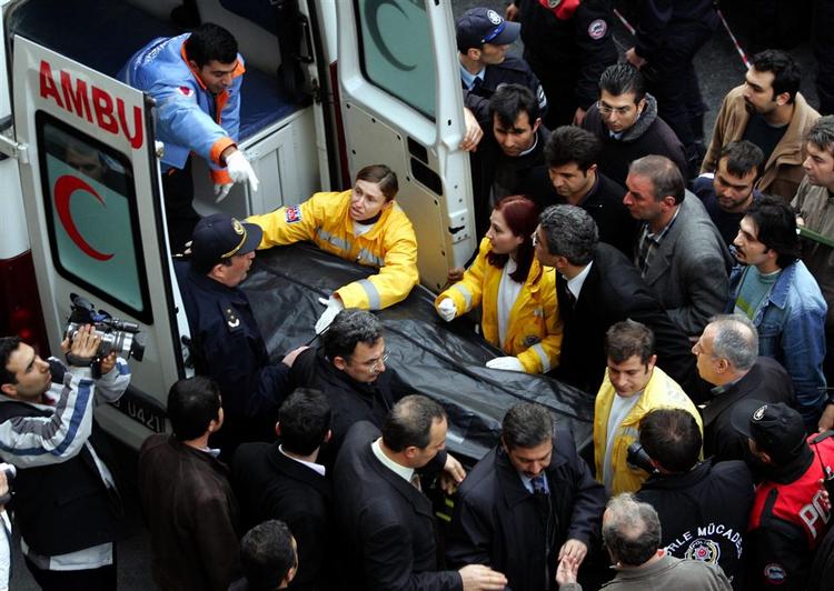 Liget af den dræbte journalist Hrant Dink køres væk, efter han i dag blev skudt og dræbt i Istanbul. 