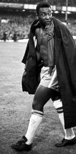 Med støvlerne på. Pelé på vej ud af banen, og Brasilien ude af VM, i 1966. Foto fra bogen 
