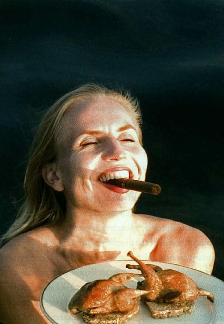 Høj cigarføring. Stegte fugle à la Lovrana. Jeg anbefaler dem til alle, undtagen englænderne, som virker så snerpede, for ikke at sige hysteriske, når det drejer sig om at spise nogen af deres alt for mange spurve og gærdesmutter, siger Sigmund Freud.Foto fra bogen 