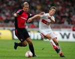 Jon Dahl Tomasson (t.h) kæmper i en tidligere kamp for Stutgartt VFB med Nürnbergs Dominik Reinhardt. Tiden i Stuttgart har mest budt på bænkeplads til den danske angriber, der nu kan være på vej nordpå for at jagte spilletid hos Hamburger SV. 