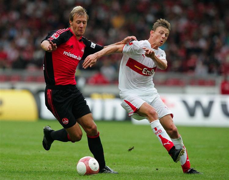 Jon Dahl Tomasson (t.h) kæmper i en tidligere kamp for Stutgartt VFB med Nürnbergs Dominik Reinhardt. Tiden i Stuttgart har mest budt på bænkeplads til den danske angriber, der nu kan være på vej nordpå for at jagte spilletid hos Hamburger SV. 