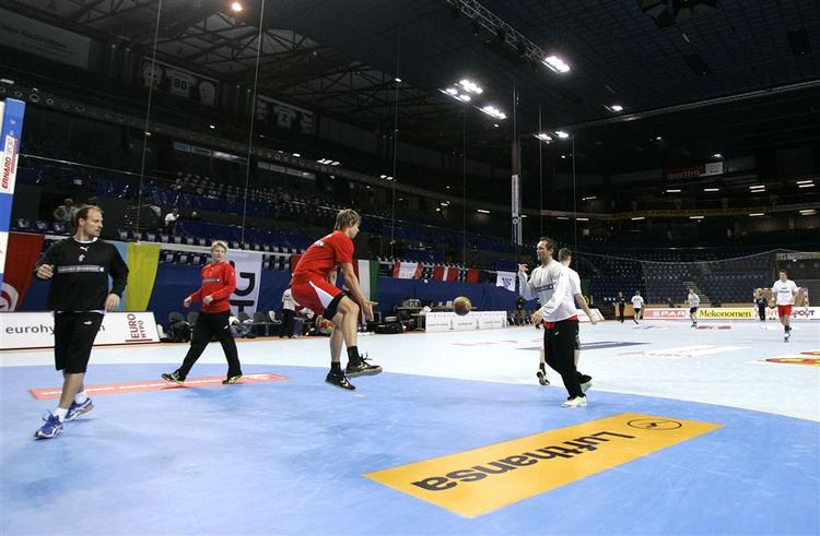Det danske håndboldlandsholds trænede i går i Ostseehalle i Kiel før holdets første kamp ved VM i herrehåndbold. 
