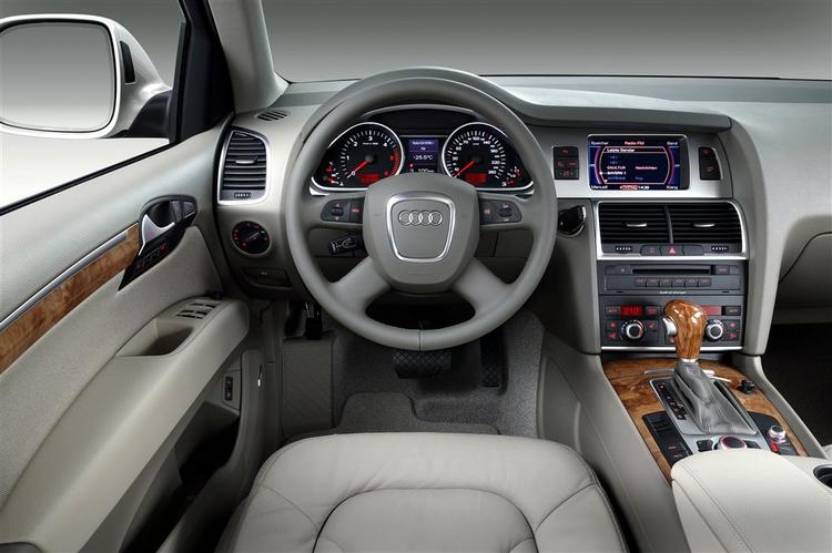 Her er bilen (en Audi) udstyret med automatgear. Det skulle give mere sikekr - sådan har det bare ikke været i Norge. 