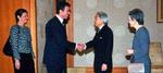I november i fjor besøgte statsminister Anders Fogh Rasmussen (V) bl.a. det japanske kejserpar Akihito  og Michiko i Tokyo. Når Anne-Mette  Rasmussen (tv.) er med på officielle rejser, må hun enten holde ferie eller fri uden løn fra pædagogarbejdet. Foto: AP 