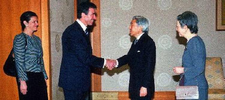 I november i fjor besøgte statsminister Anders Fogh Rasmussen (V) bl.a. det japanske kejserpar Akihito  og Michiko i Tokyo. Når Anne-Mette  Rasmussen (tv.) er med på officielle rejser, må hun enten holde ferie eller fri uden løn fra pædagogarbejdet. Foto: AP 