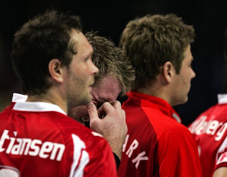 Lars Christiansen trøster en trist Boldsen. 