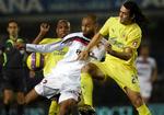 Sevillas topscorer Kanouté takles af Villareals Fuentes (gul). 