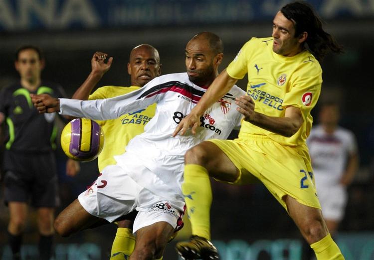 Sevillas topscorer Kanouté takles af Villareals Fuentes (gul). 