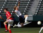 Den danske målscorer Dennis Sørensen med ryggen til USA's Chris Albright. 