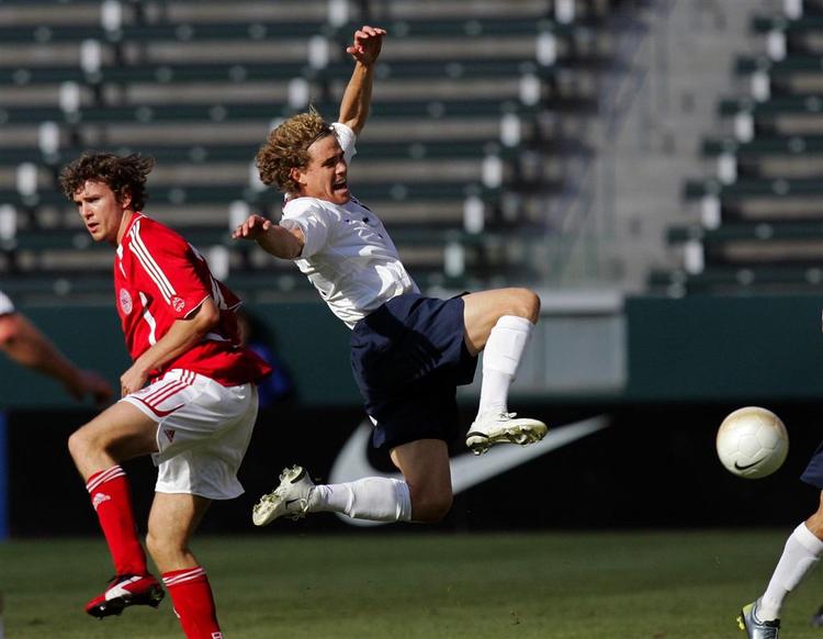 Den danske målscorer Dennis Sørensen med ryggen til USA's Chris Albright. 