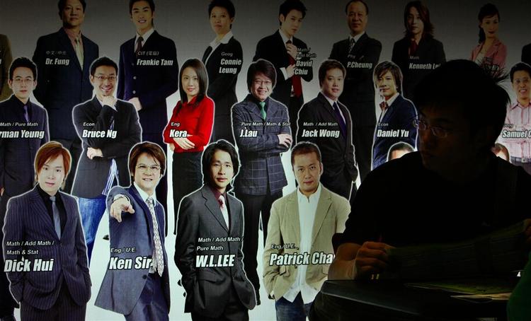 Rundt omkring i Hong Kong reklamerer tutor-firmaer med deres sexede undervisere. 