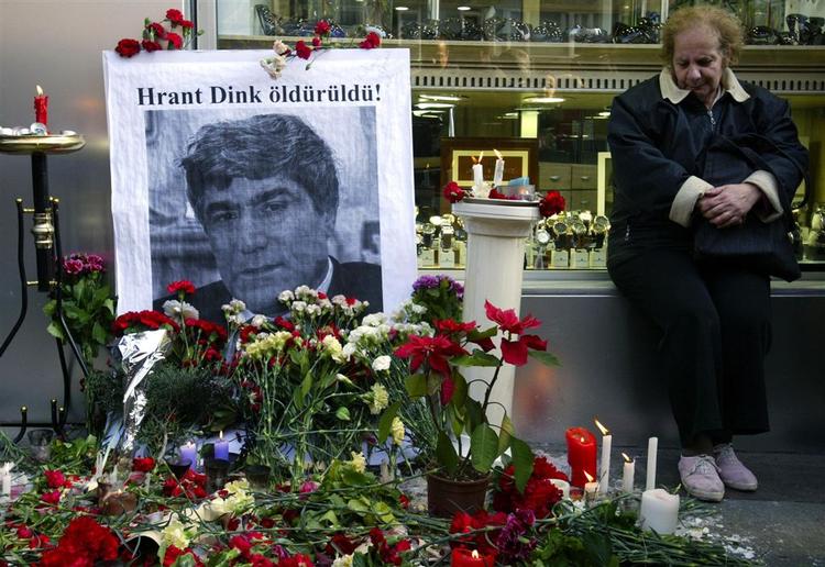 Blomster på stedet, hvor den tyrkisk armenske redaktør mistede livet i fredags. »Hrant Dink dræbt!«, lyder skriften på plakaten. 